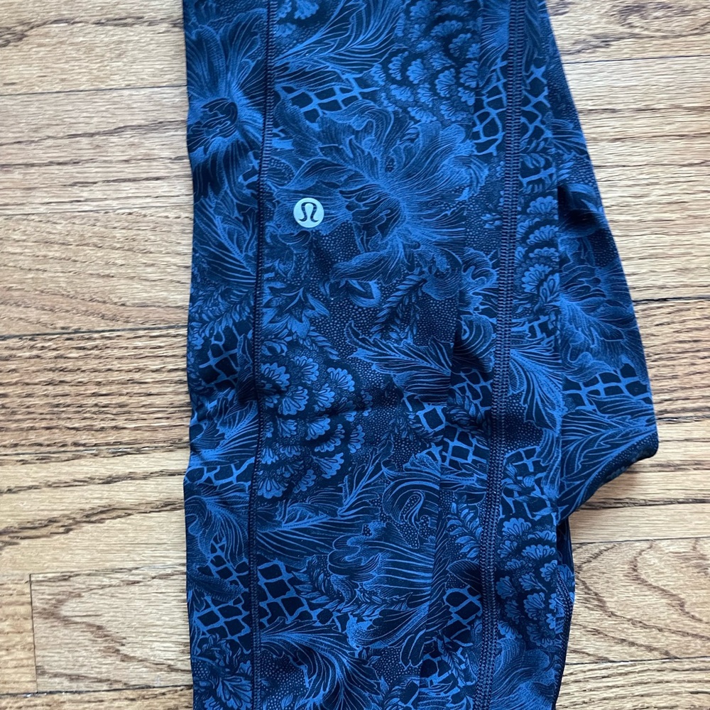 LULULEMON discontinued 7/8 paisley print. Size 4